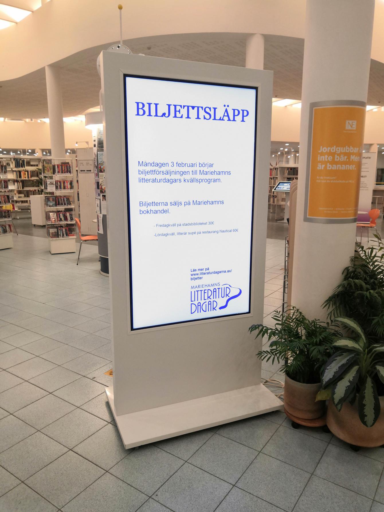 Digital display inomhus i offentlig miljö