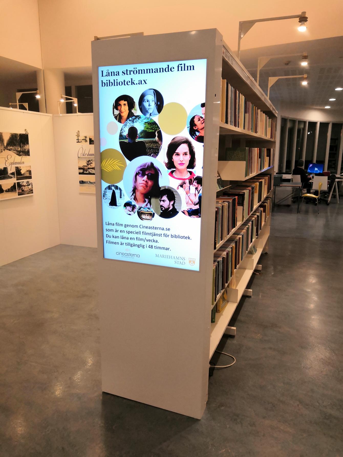 Digital display inomhus i bibliotek