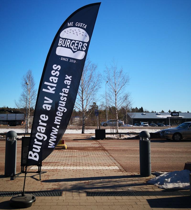 Beachflagga markstående