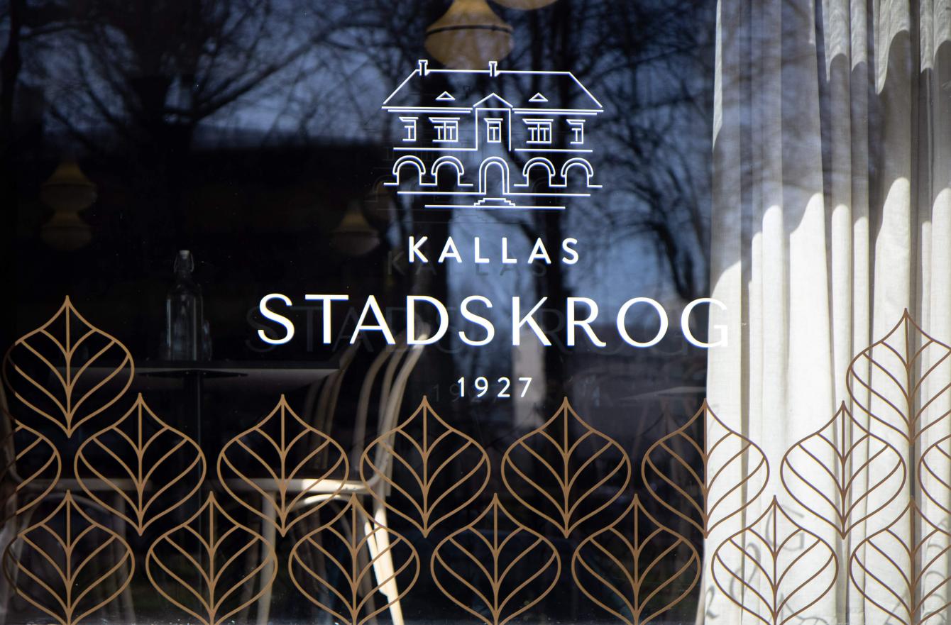 Skuren text på fönster Kallas Stadskrog restaurang