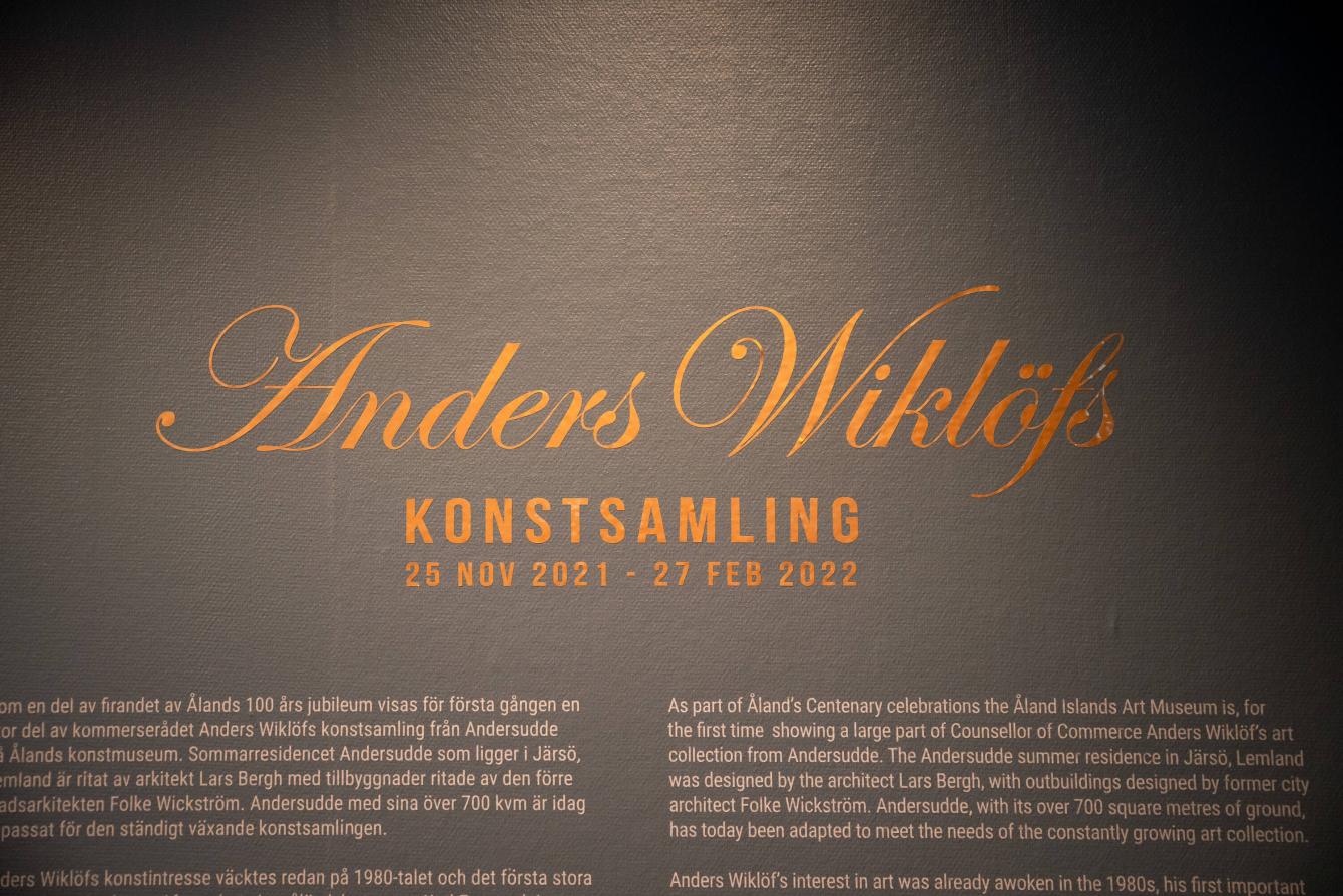 skuren text på vägg display på Ålands konstmuseum
