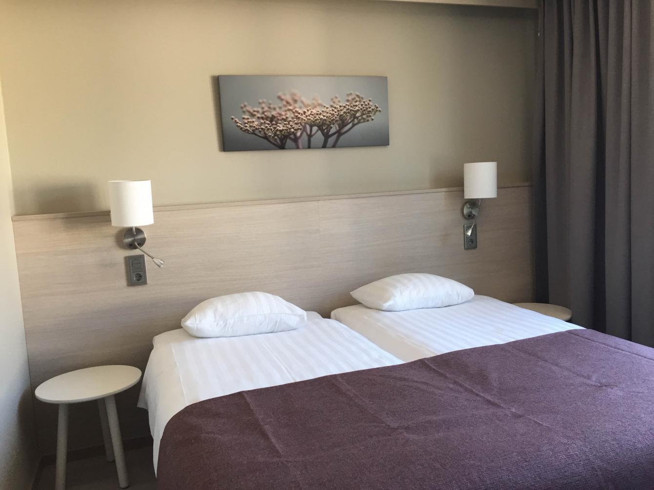 Tavlor på vägg i hotellmiljö