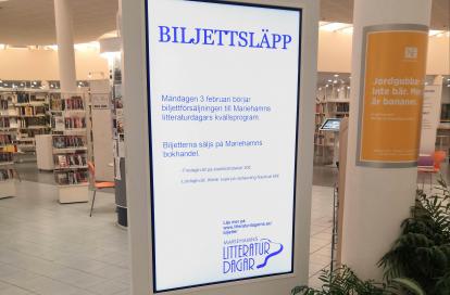 Digital display inomhus i offentlig miljö