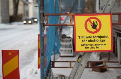 Tillträde förbjudet arbetsplatsskylt på byggställning