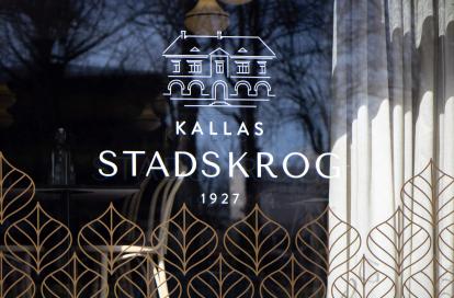 Skuren text på fönster Kallas Stadskrog restaurang